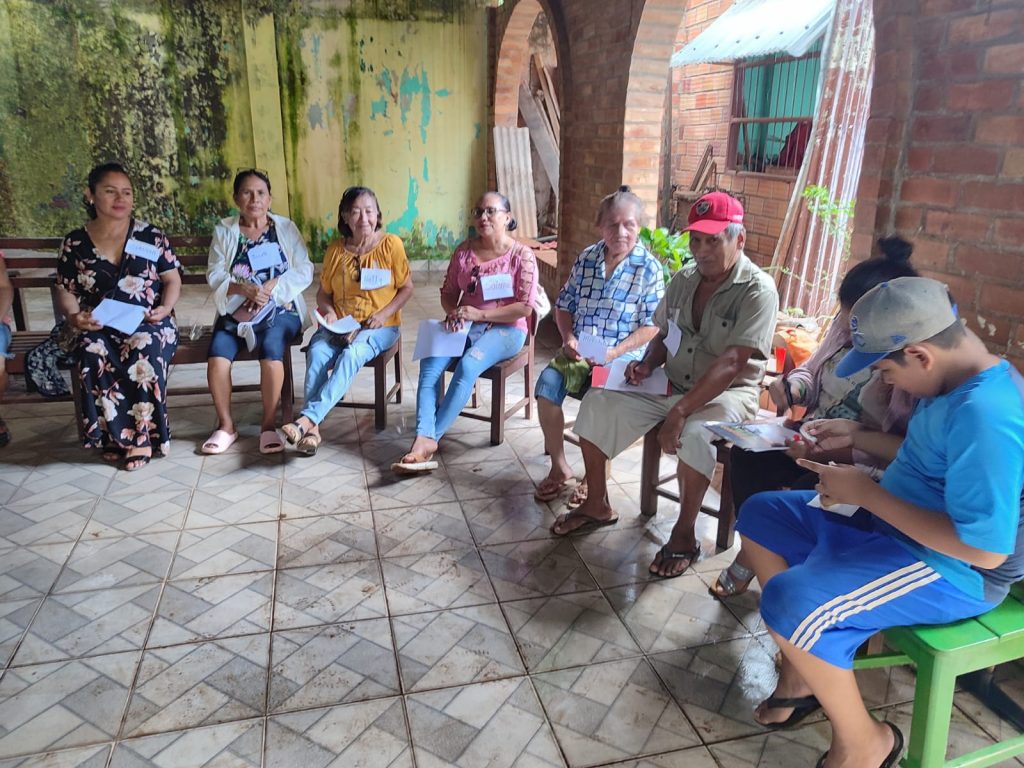 Miembros de la Federación de Artesanas Amazónicas de Riberalta (FAAR), analizan sobre las asociaciones que se necesitan en el municipio de Riberalta, 2024