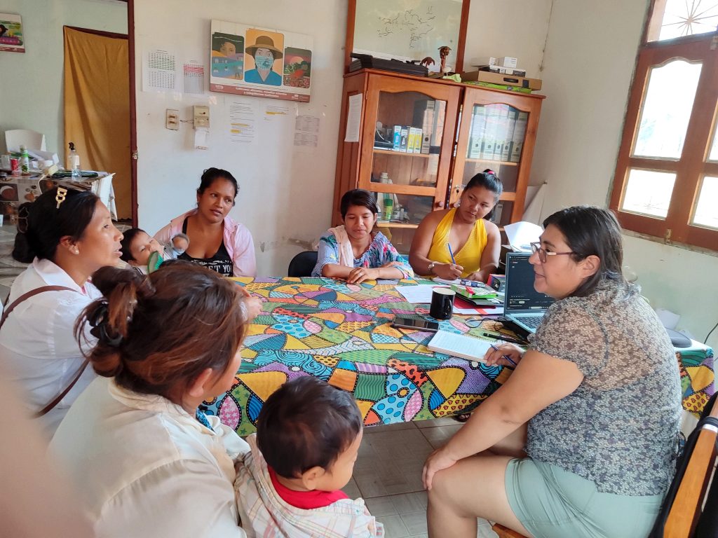 Carla Andrea Becerra Coordinadora de Proyectos en la Amazonía del IPDRS, socializa desafíos y oportunidades con mujeres de la comunidad Naranjal - Pando, 2024  