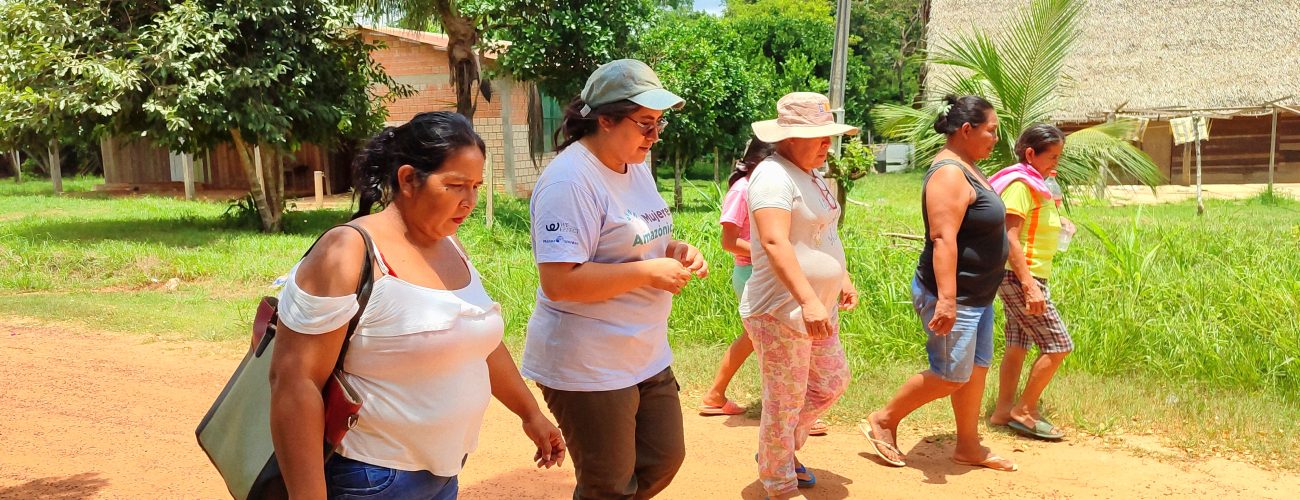 Carla Andrea Becerra Coordinadora de Proyectos en la Amazonía del IPDRS, socializa desafíos y oportunidades con mujeres de la comunidad Naranjal - Pando, 2024