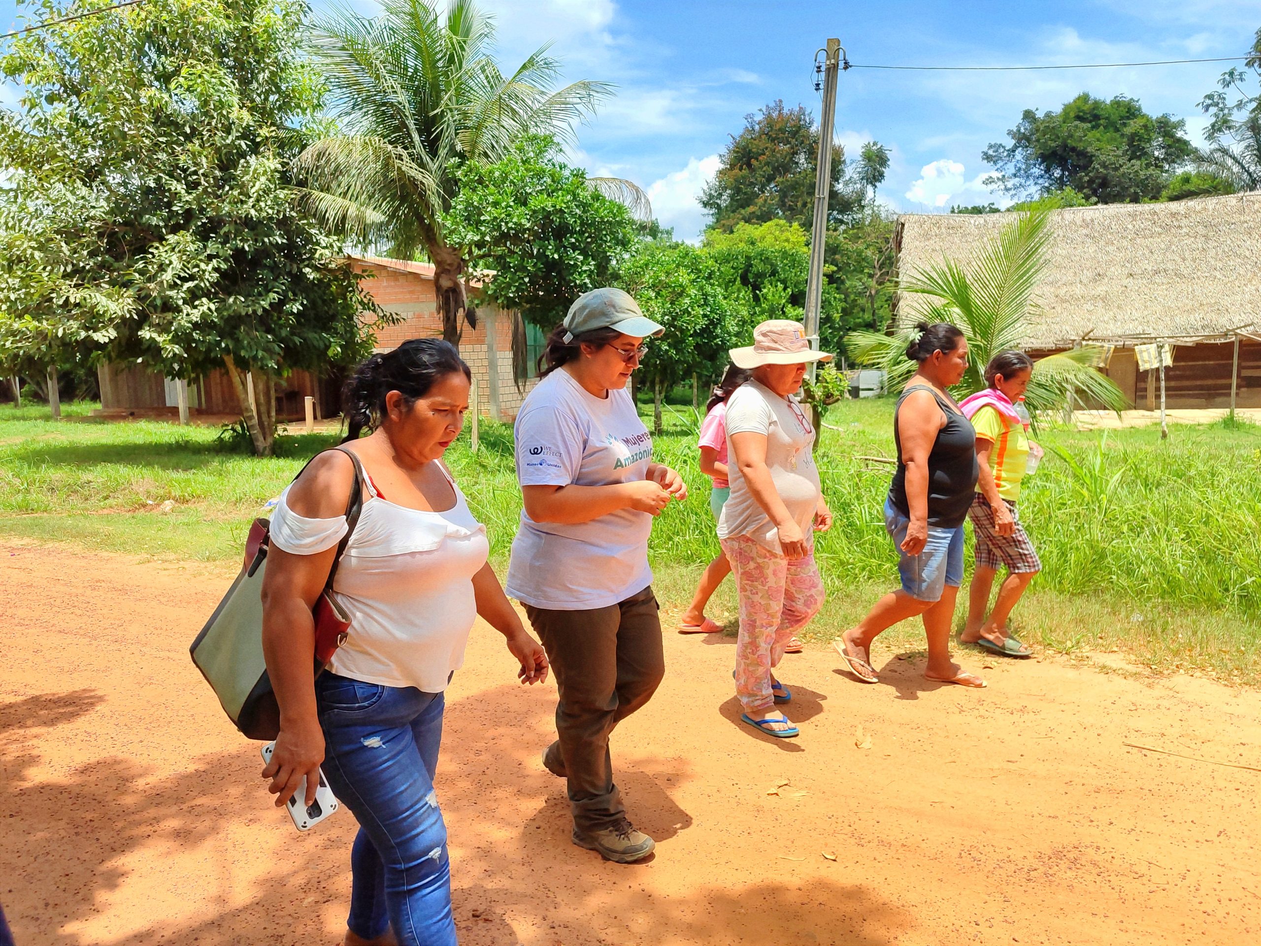 Carla Andrea Becerra Coordinadora de Proyectos en la Amazonía del IPDRS, socializa desafíos y oportunidades con mujeres de la comunidad Naranjal - Pando, 2024