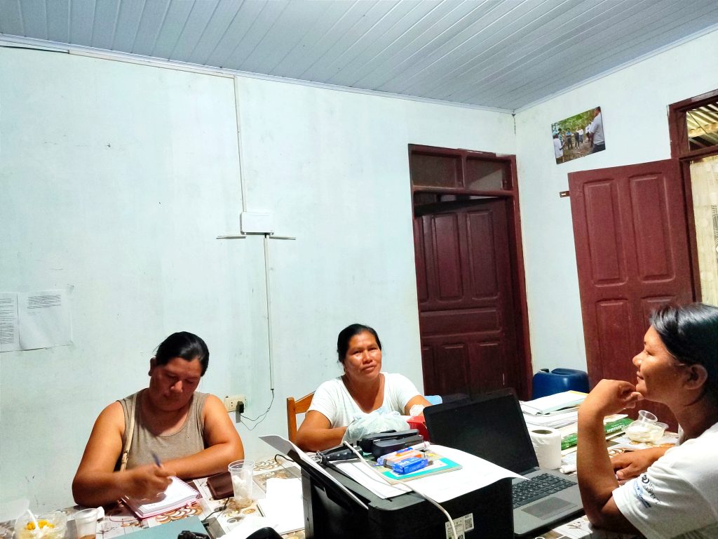Juana Guari Técnica de Organización en la Amazonía del IPDRS, en reunión con la Asociación Las DELICIAS, 2024