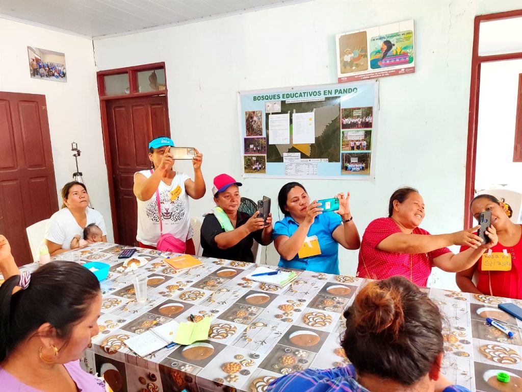 Mujeres del norte amazónico de Bolivia, experimentan el uso de la banca por internet como parte de la capacitación sobre educación financiera, Sena - Pando, 2023
