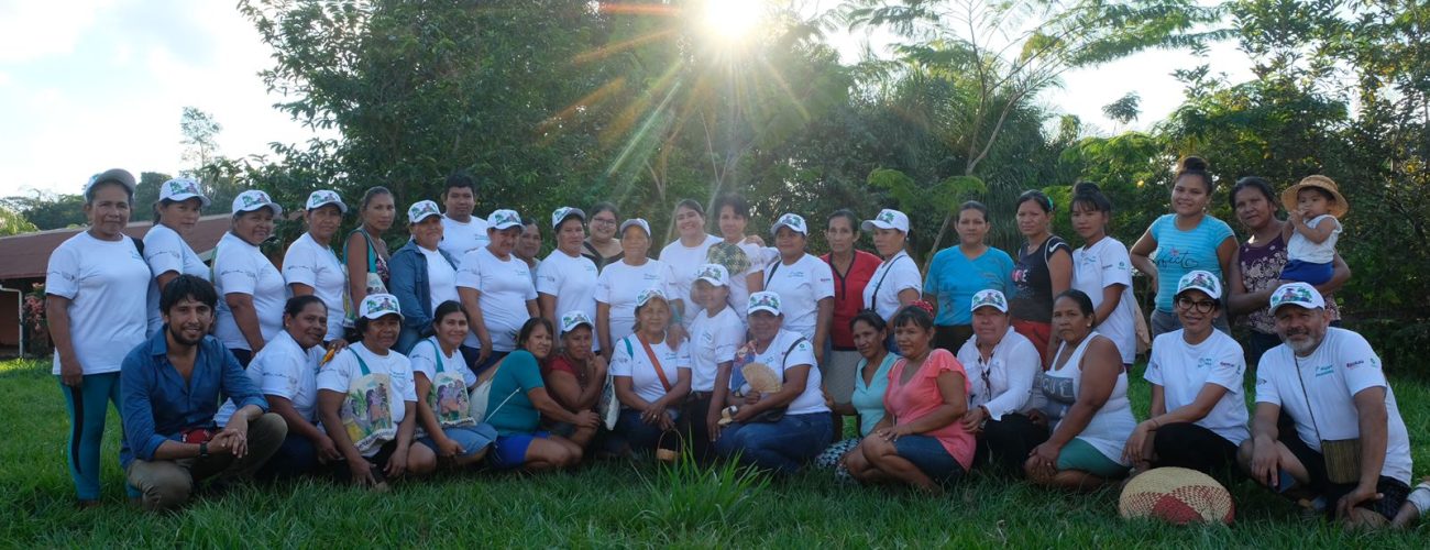 Participantes del encuentro en la Comunidad de Naranjal junto al equipo del IPDRS_Amazonía