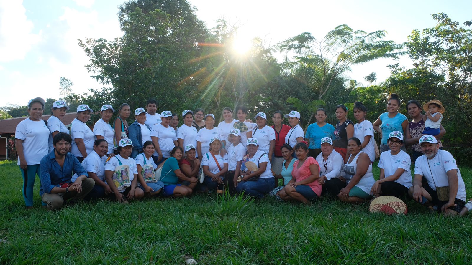 Participantes del encuentro en la Comunidad de Naranjal junto al equipo del IPDRS_Amazonía
