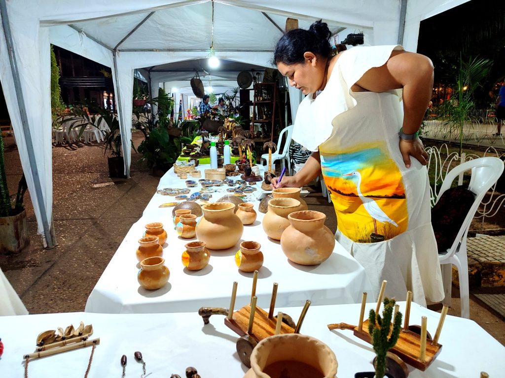 Federación de Artesanas Amazónicas de Riberalta presentes en la noche cultural, IPDRS, 2024