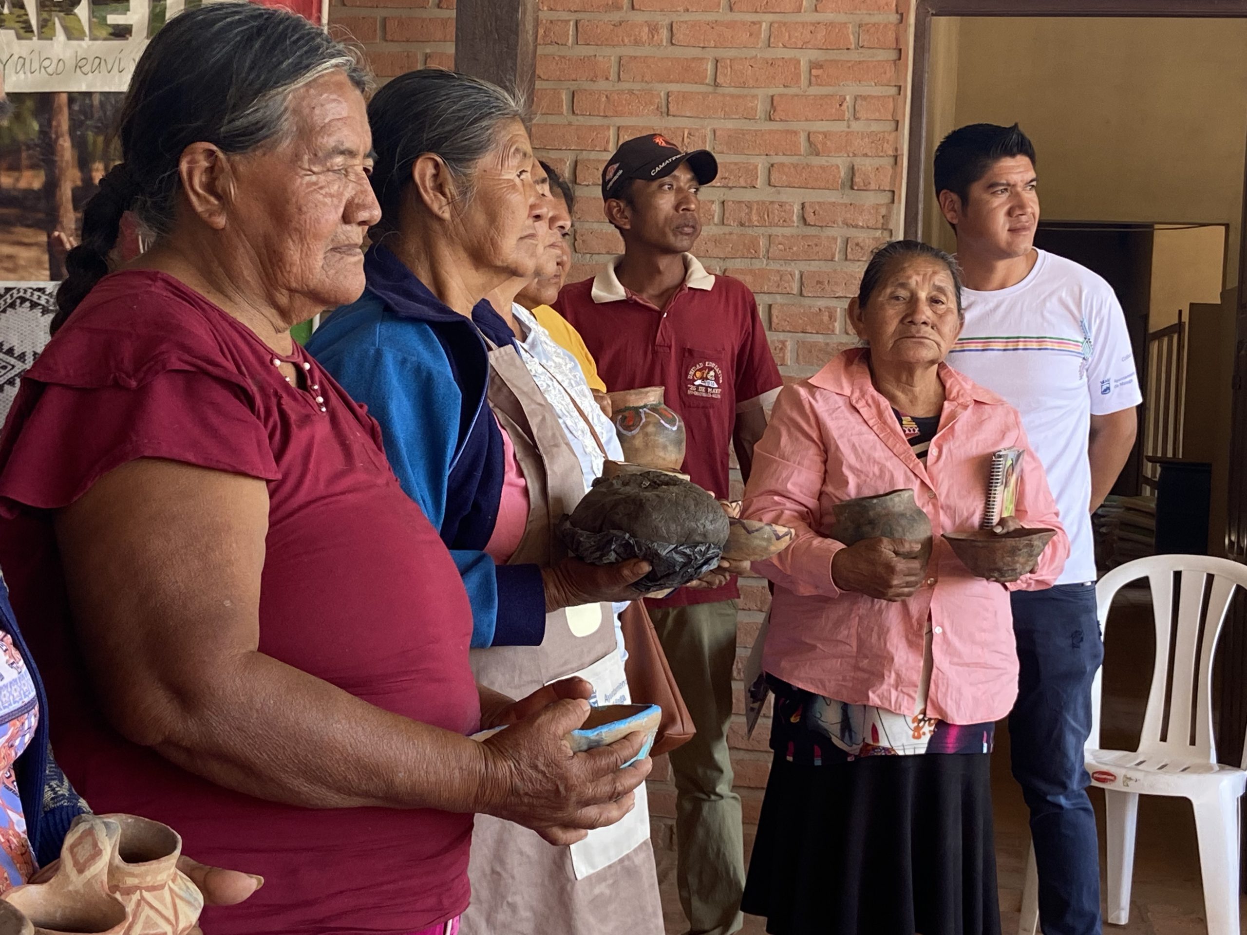 Las artesanas guaranís de Macharetí preparan un curso de artesanía en barro