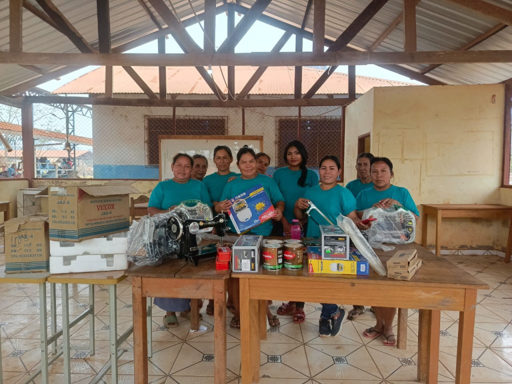 Asociación de artesanas ¨Las SHASHA¨, de la comunidad de Monte Sinaí en el municipio del Sena, reciben equipamiento para la elaboración y comercialización artesanía y vestimenta, IPDRS_Amazonía, 2024