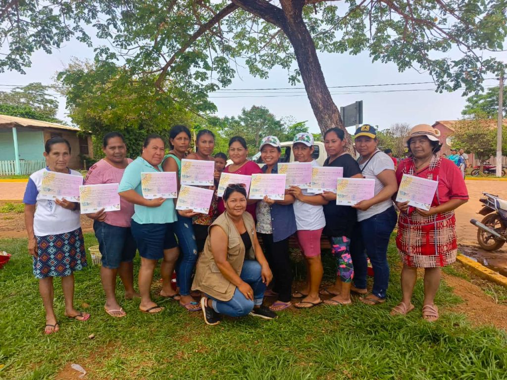 Organizaciones económicas de mujeres reciben certificado, IPDRS_Amazonía, 2024