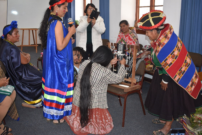 Foto: Liseth Arancibia y Andra Hinojosa, tejedoras de Santa Rosa, explicando cómo trabajan el textil guaraní en un telar. Tomada por Isidro Machina.