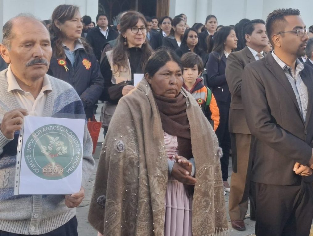 Participación en iza de bandera