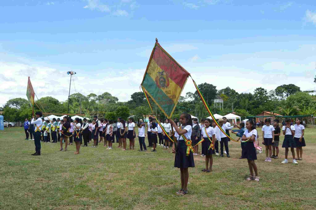 Estudiantes grabando banderas en la feria de Exaltaciòn