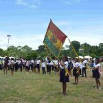 Estudiantes grabando banderas en la feria de Exaltaciòn