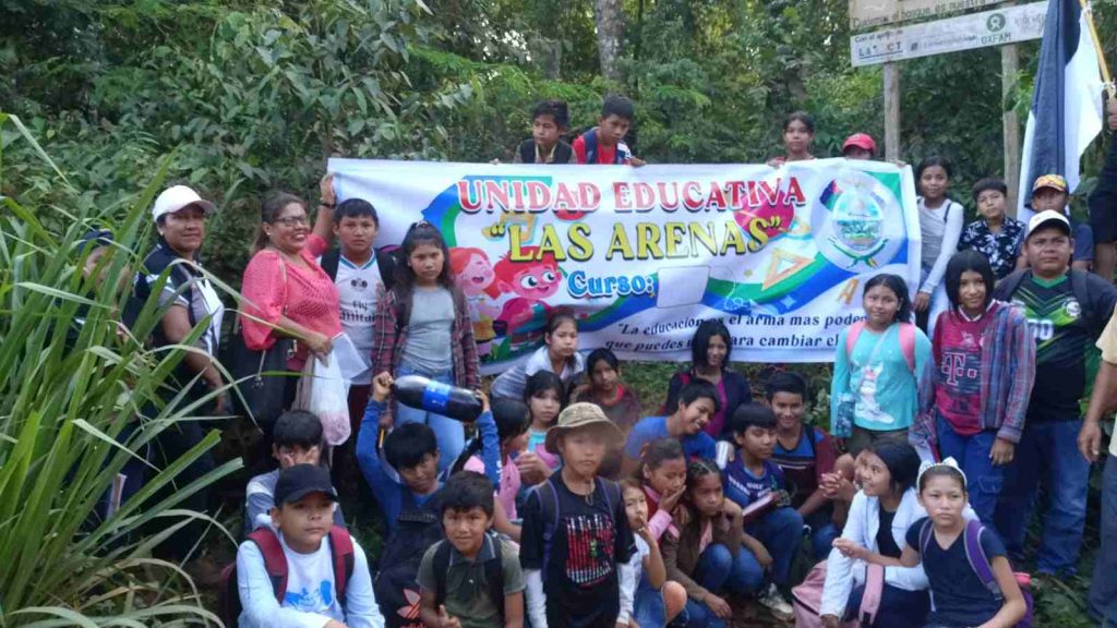 Foto de clase al bosque educativo