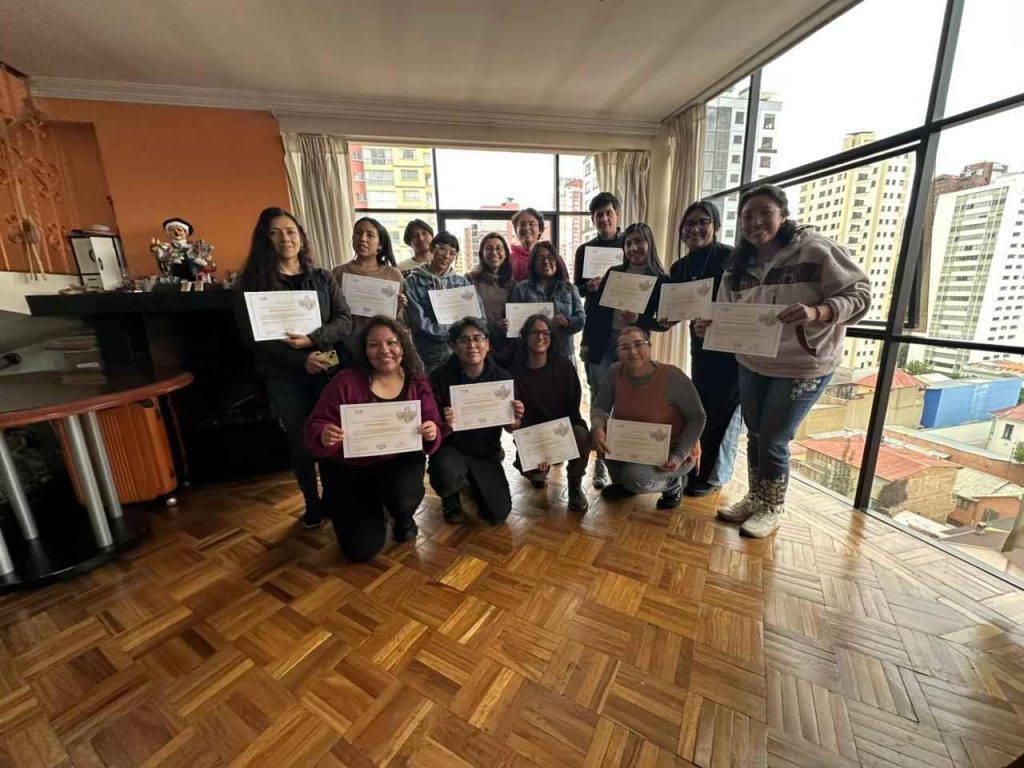 Estudiantes de curso de Metodologia reciben sus certificados de conclusion de curso