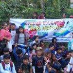 Profesor con estudiantes