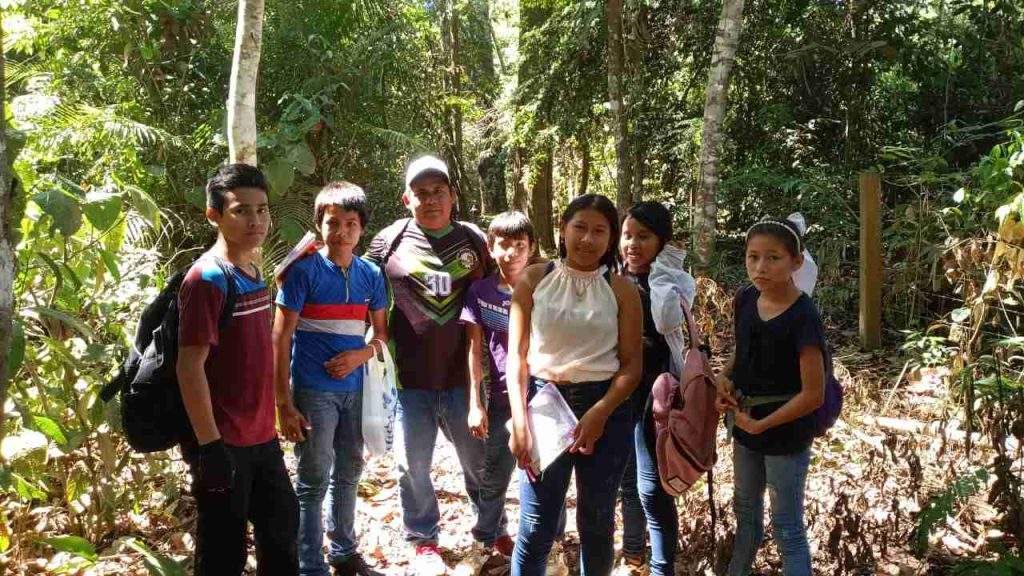 Profesor con estudiantes 