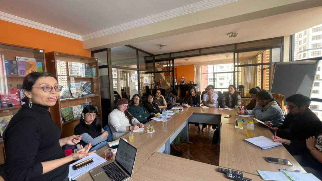 Profesora Apipilhuasco en primer dia de curso