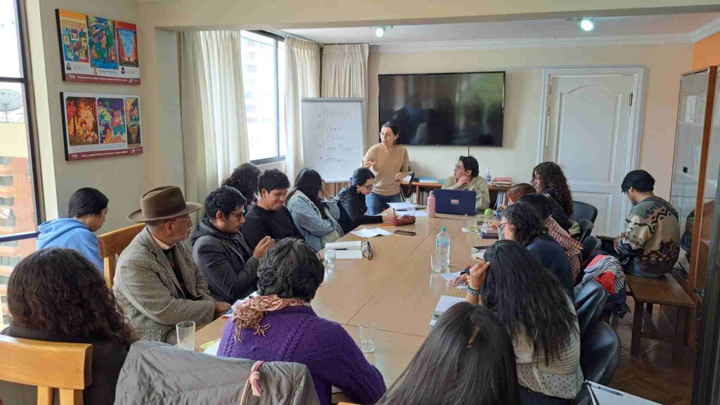 Profesora Apipilhuasco explicando el curso