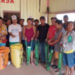 Comunidad con herramientas para sembrar