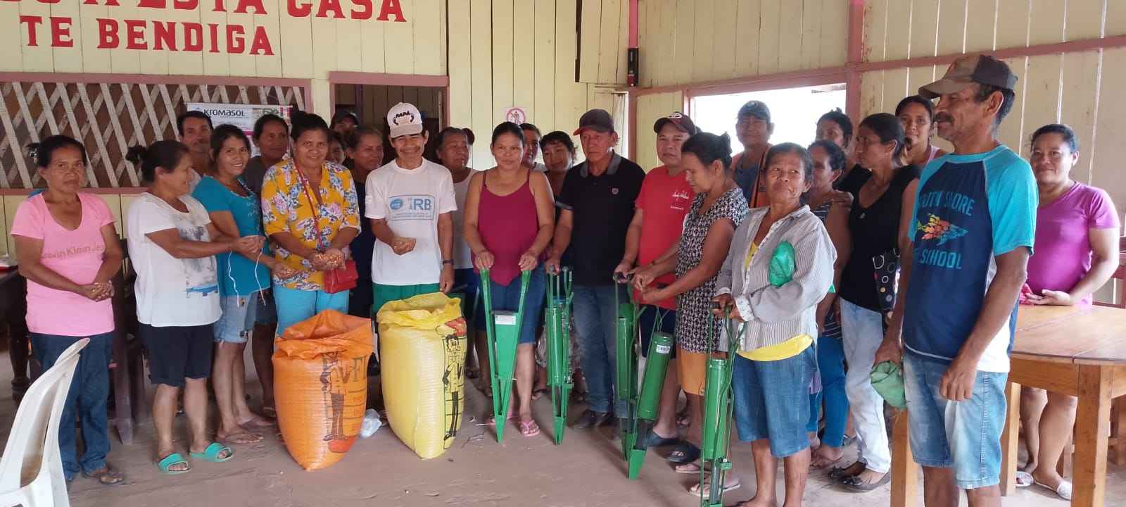 Comunidad con herramientas para sembrar