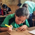 Chica que esta pirograbando