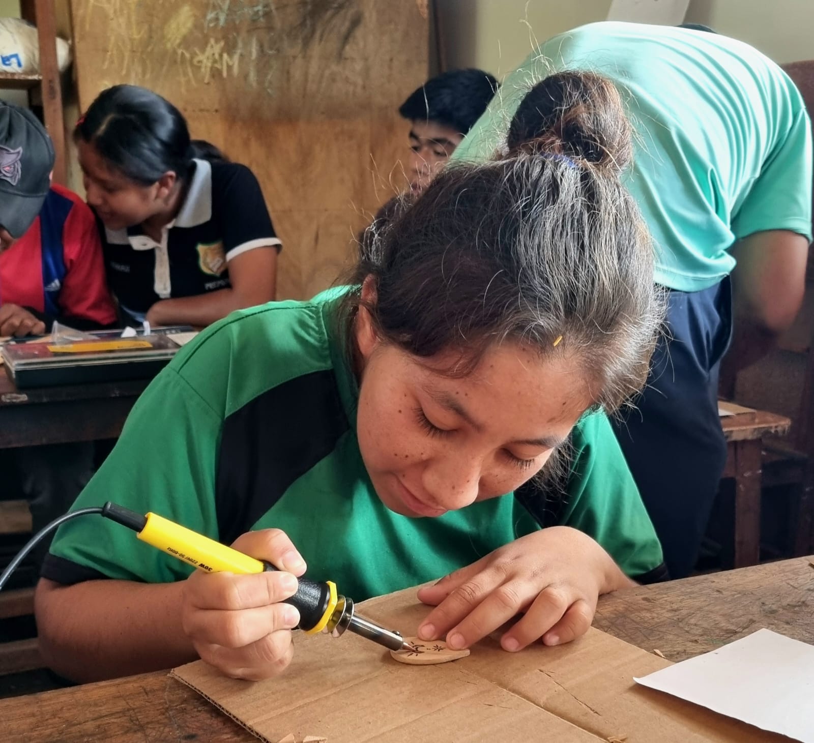Chica que esta pirograbando