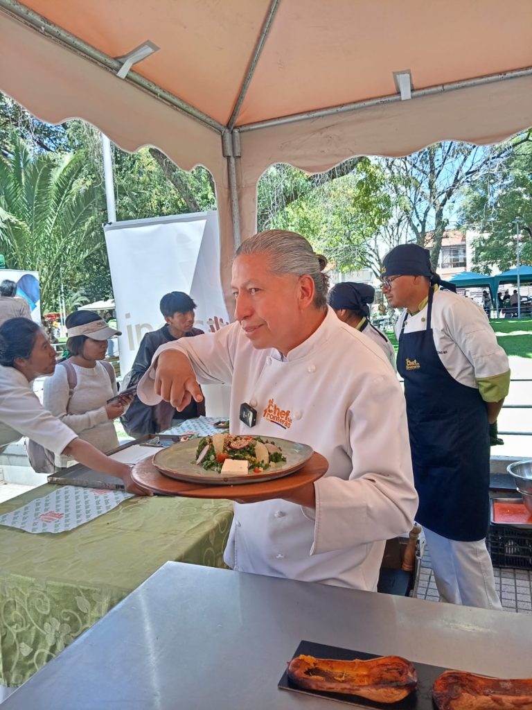 Chef Sin Fronteras cocinando con los productos de la feria