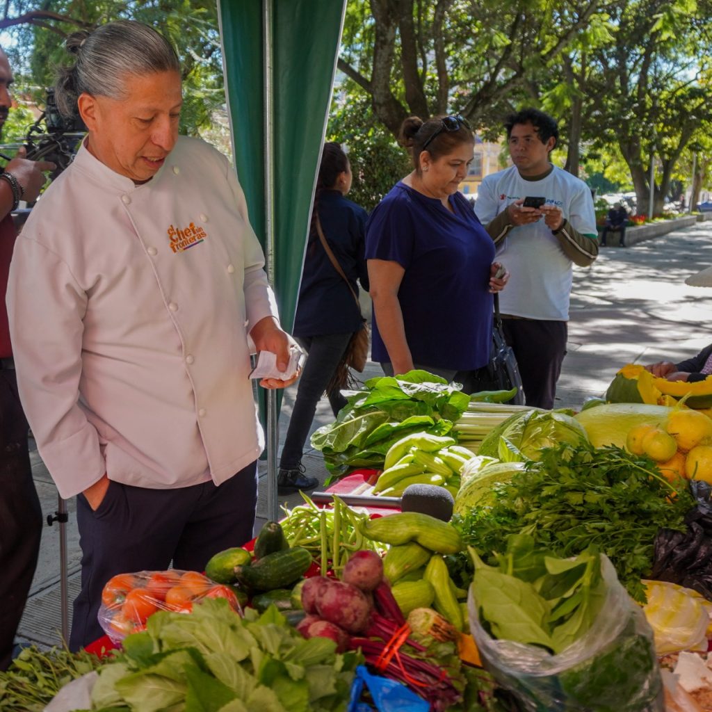 Chef Sin Fronteras adquiriendo productos agroecológicos
