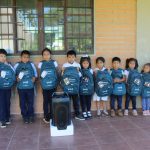 NIñas y Niños de la Unidad Eduactiva de Mandiyuti, con mucha alegría reciben sus mochilas