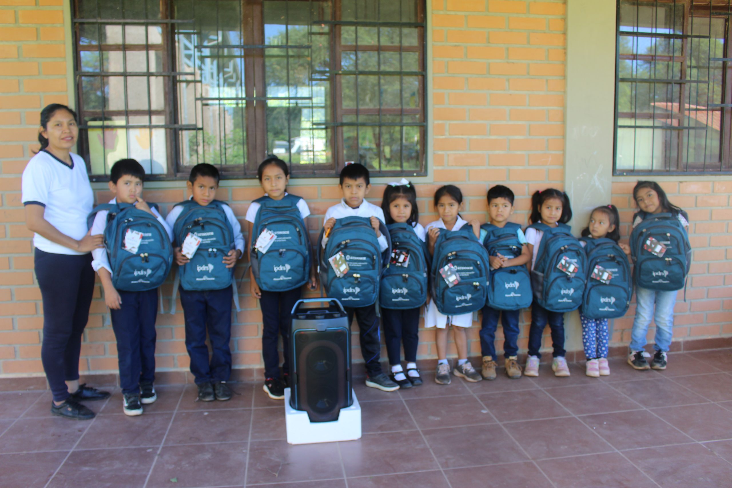 Fortaleciendo la educación del territorio con equipamiento para estudiantes y unidades educativas.